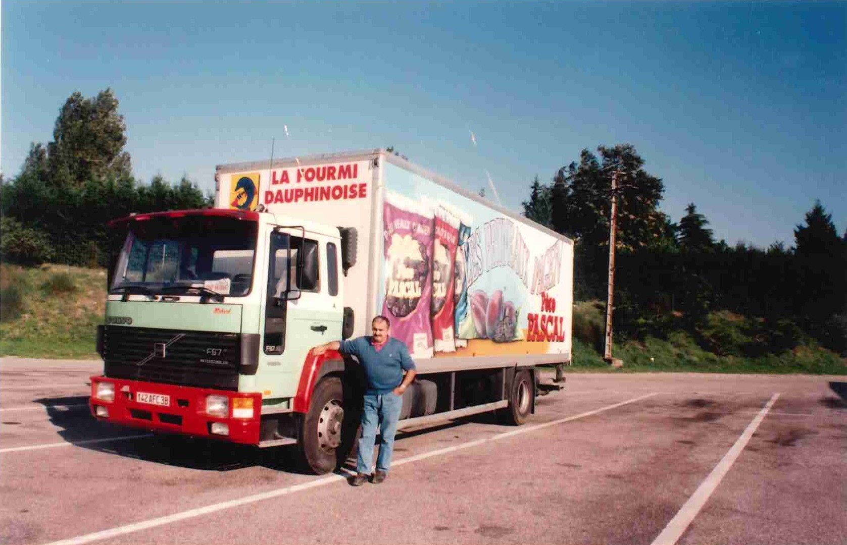 Camion Volvo La Fourmi Dauphinoise en livraison