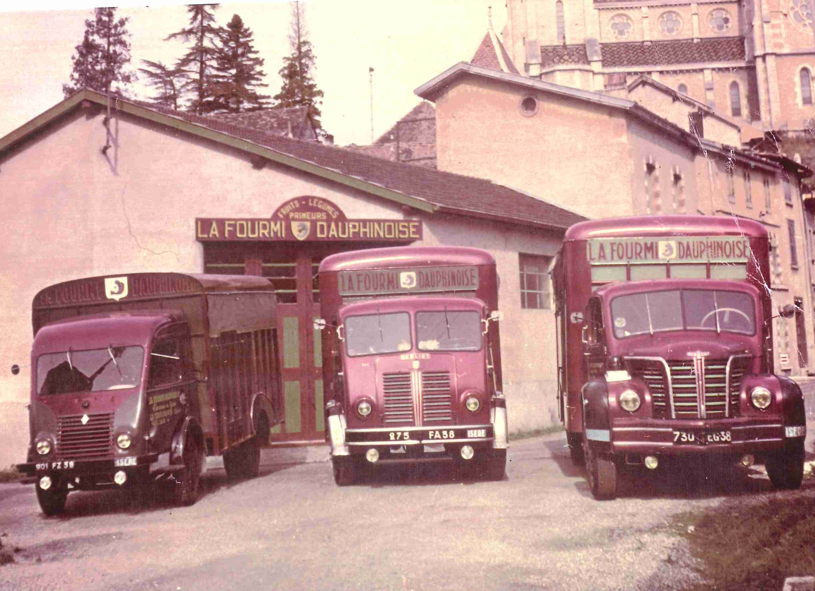 Trois camions La Fourmi Dauphinoise devant le dépôt — 1957