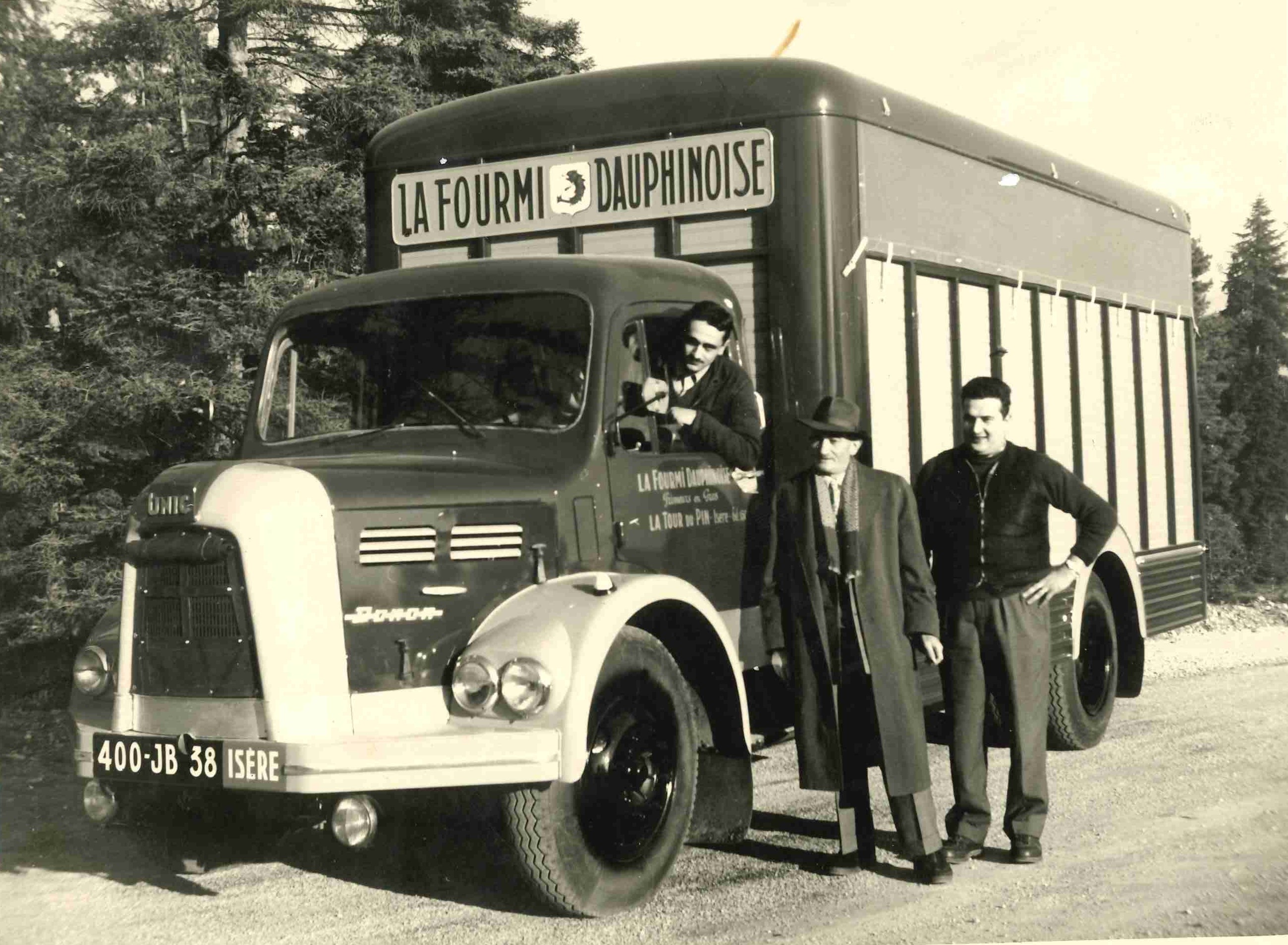 Camion Unic et l'équipe La Fourmi Dauphinoise — 1960